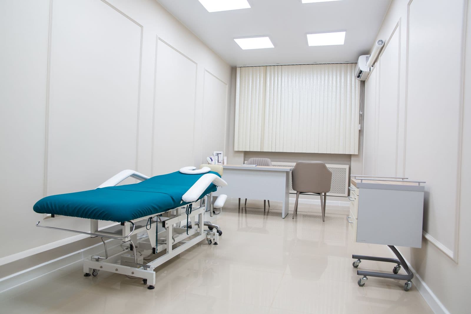 An empty, tidy exam room with no patient in it